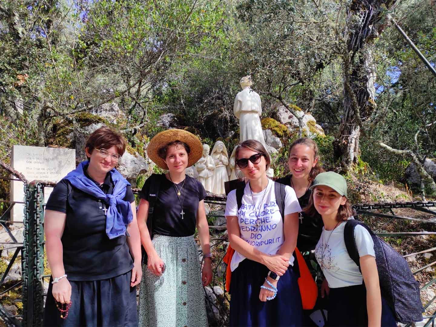 Foto di gruppo delle Sorelline in estate