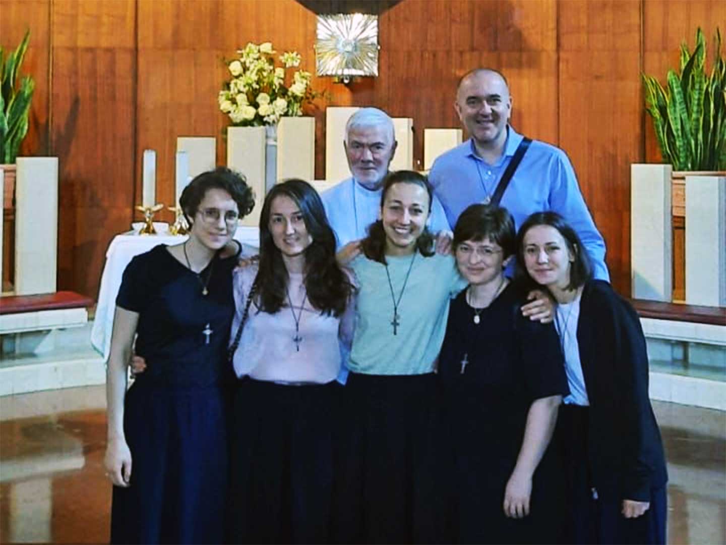 Sorelline con mons. Giovanni D'Ercole e Diego Manetti