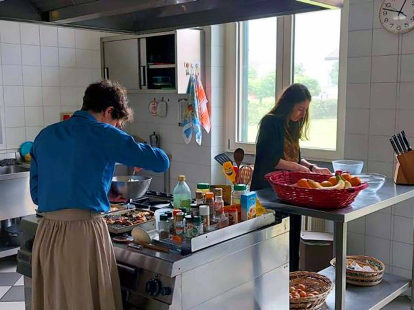 Ragazze al lavoro in cucina