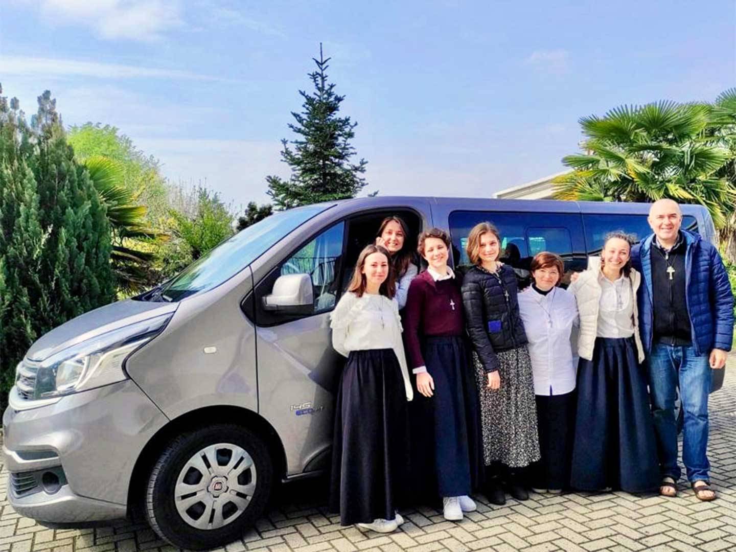 Foto di gruppo con il pullmino della comunità
