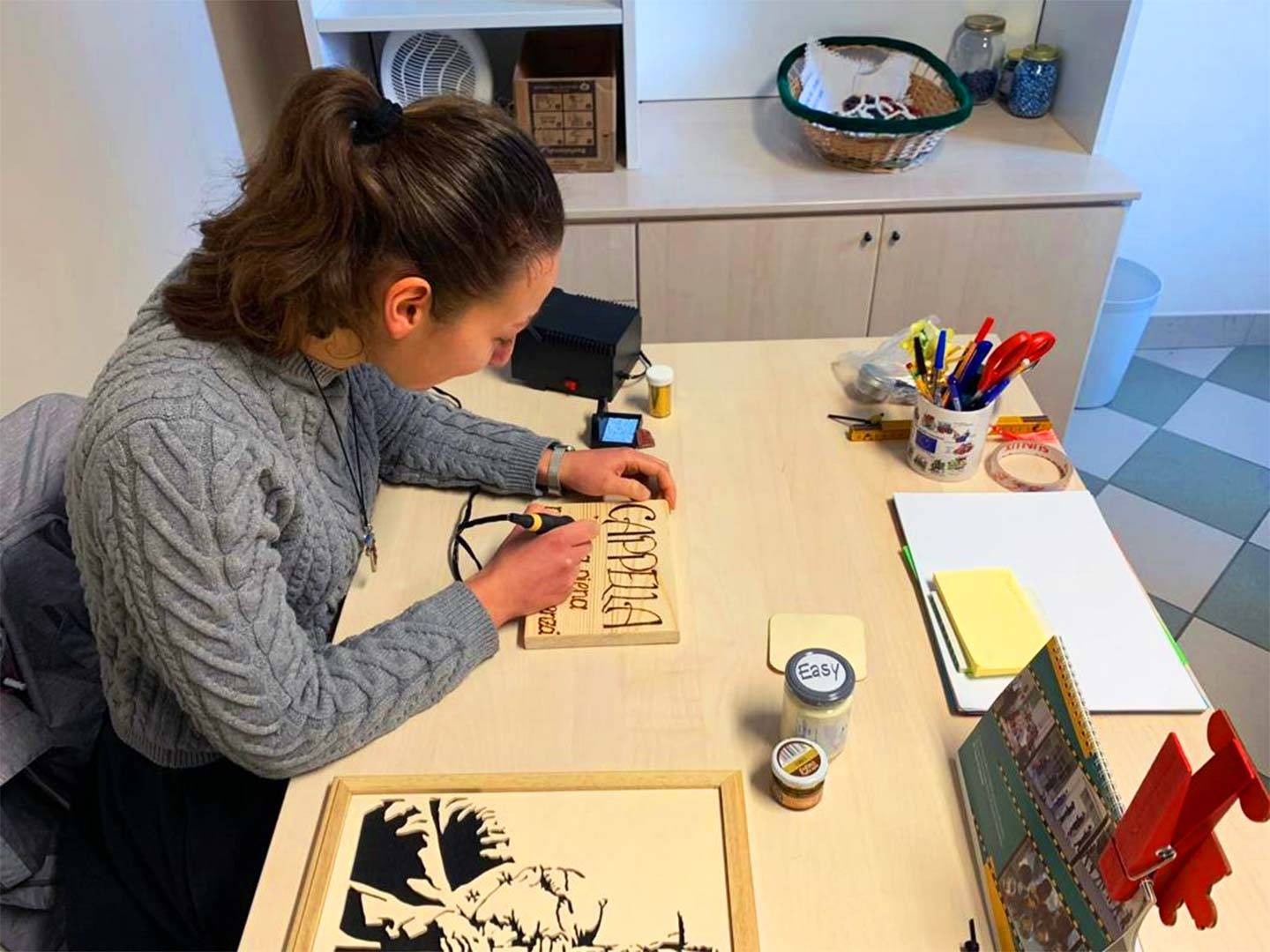 Sara durante i lavori di intaglio del legno in laboratorio