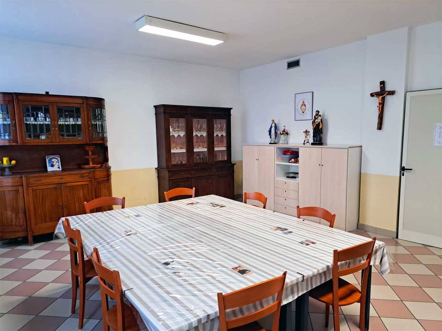 Refettorio in cui la comunità consuma i pasti e le cene