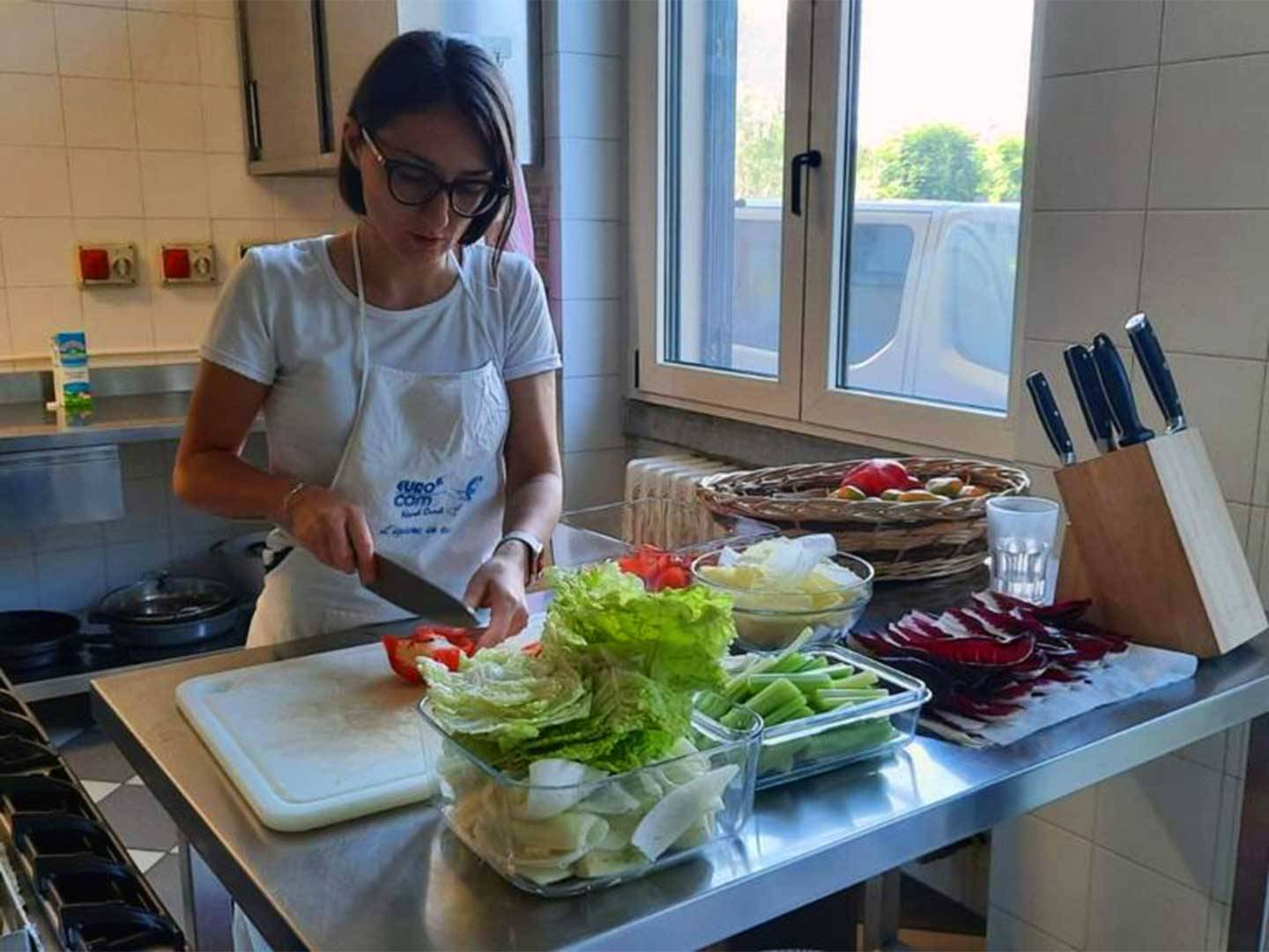 Marina durante i lavori in cucina